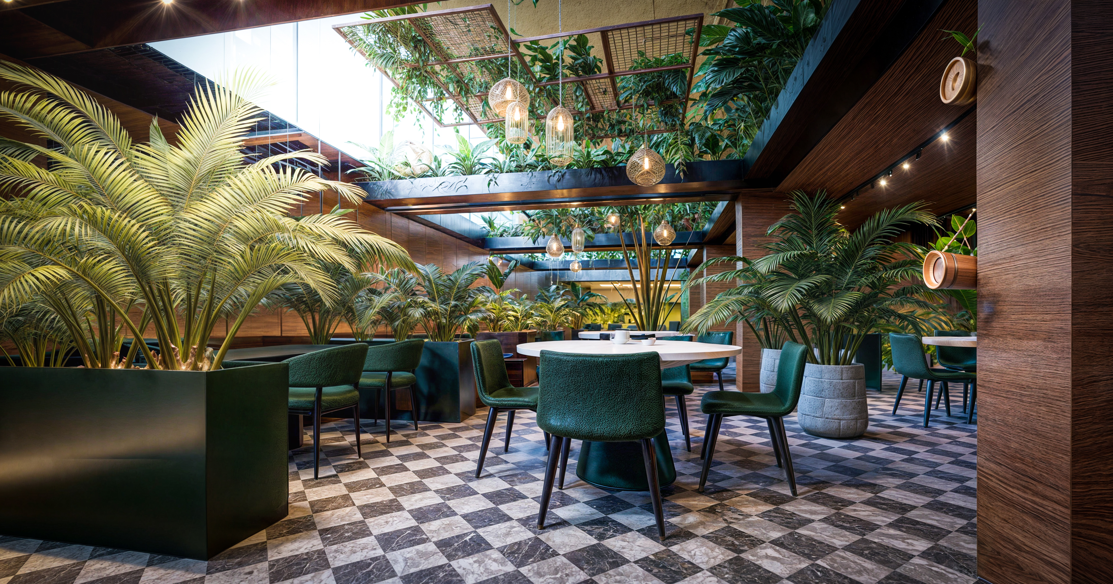 Café corporativo com piso xadrez e vegetação densa