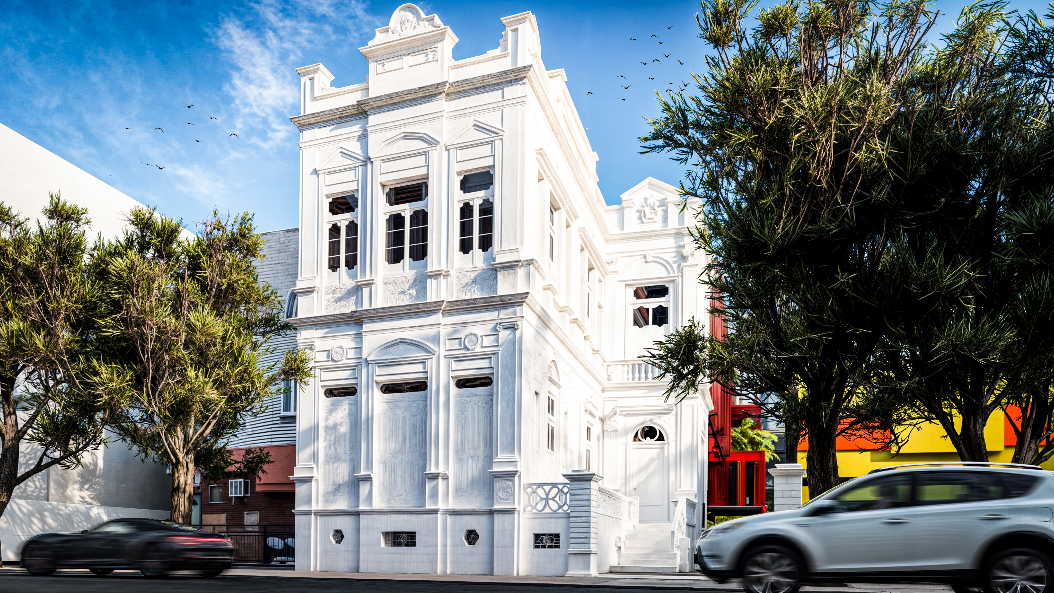Casarão histórico com fachada em estuque branco recuperada