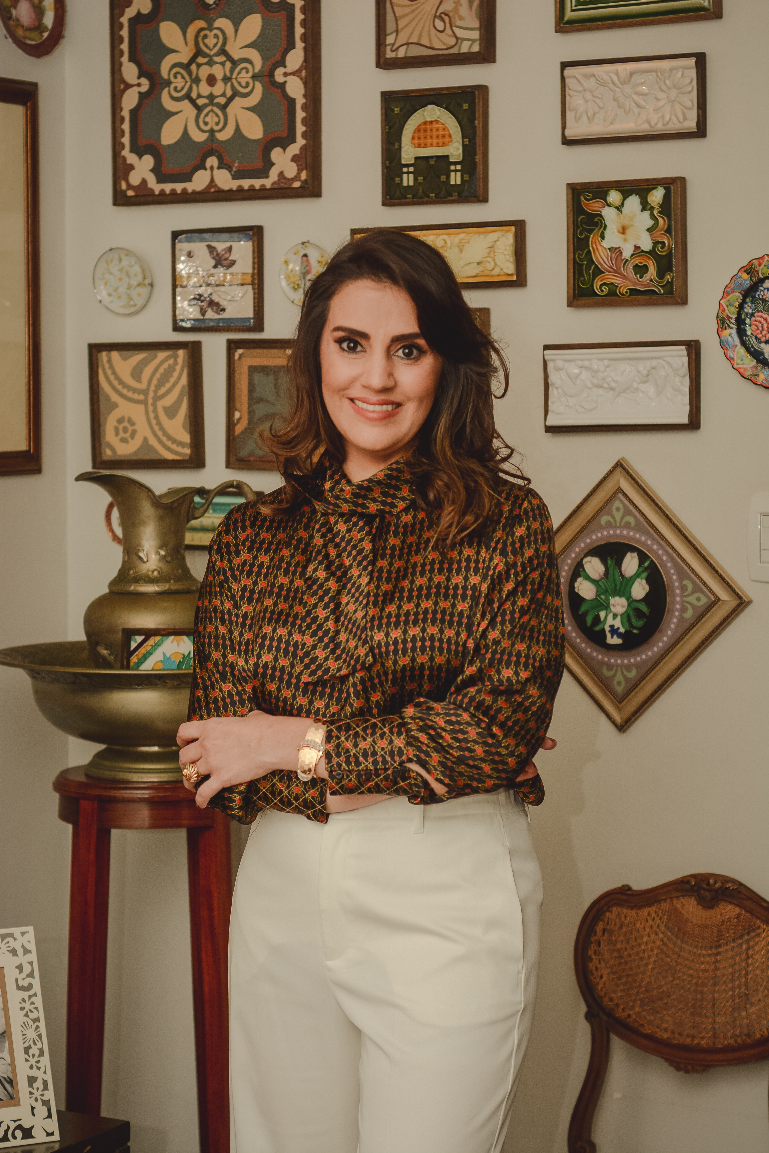 Thaís Toscano diante de sua coleção de azulejos históricos