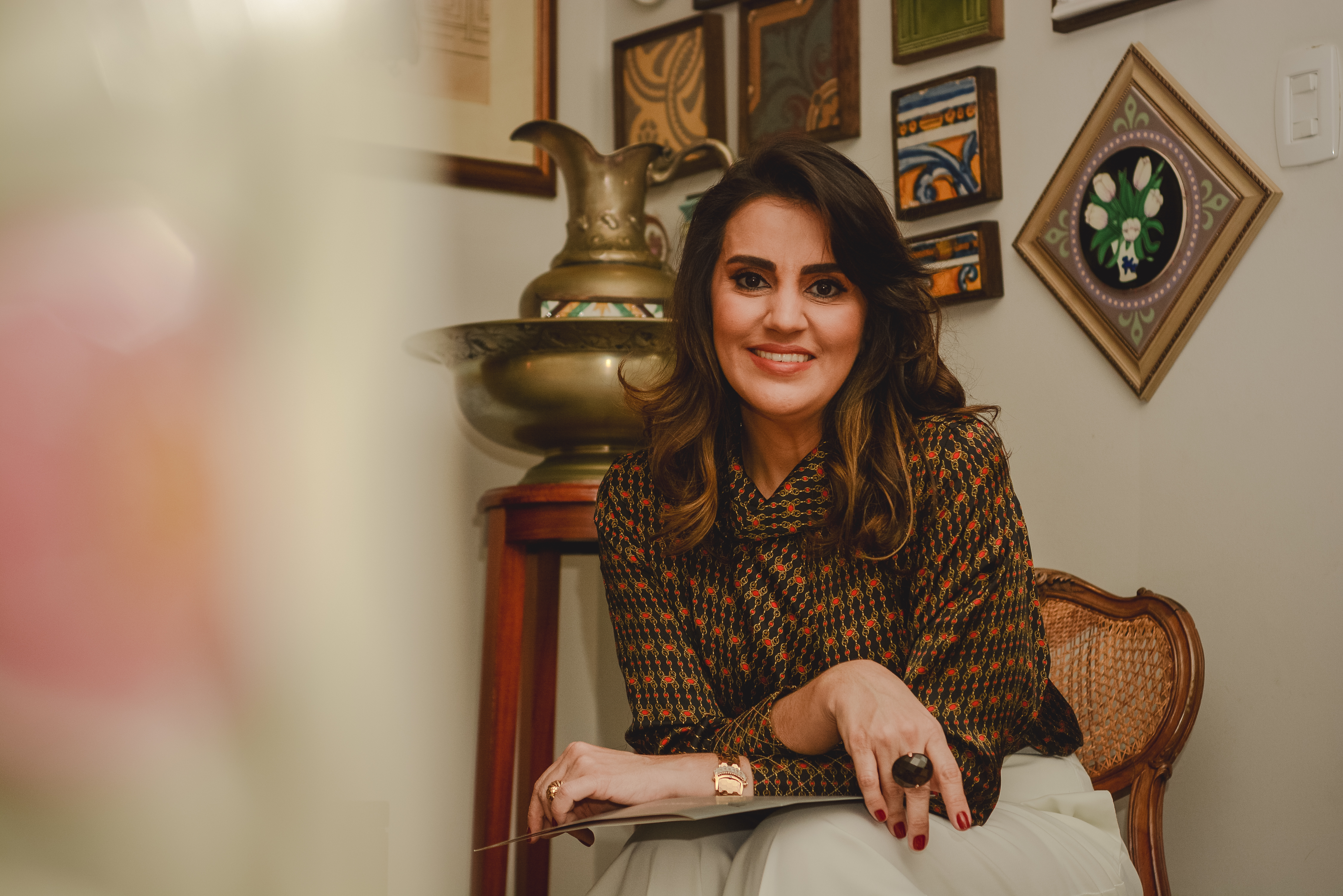 Thaís Toscano no escritório, diante da coleção de azulejos